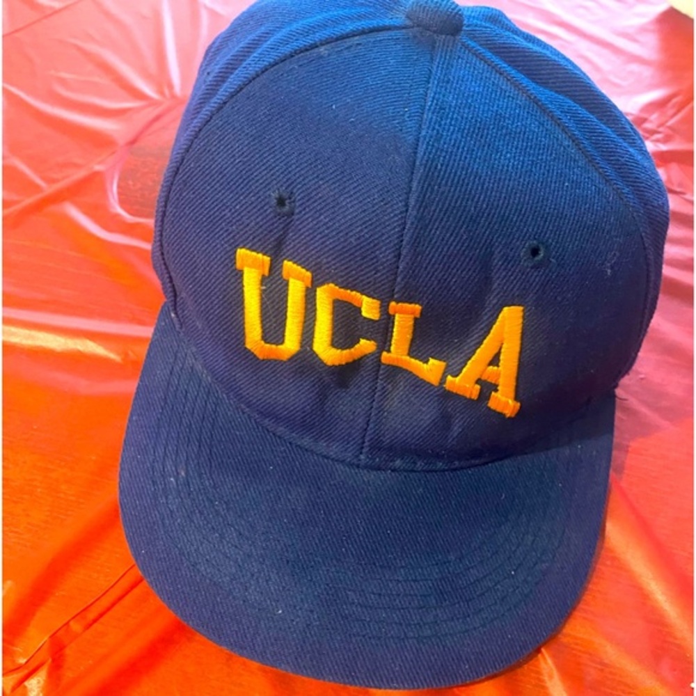UCLA "boss" SnapBack hat!✨EUC✨unisex but under men's ! Wool/poly blend💙💛💙